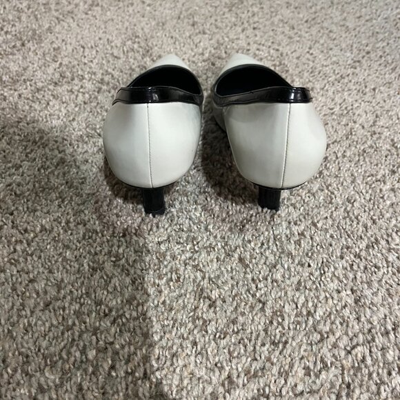 New in Box Tory Burch Pumps - Picture 3 of 6